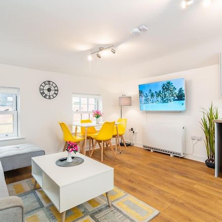 Town Center Apartment With 55” Smart Tv+Netflix أندوفر المظهر الخارجي الصورة